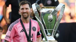Lionel Messi Pamer Tiga Trofi